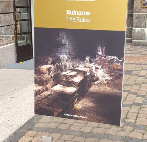 Schild beim Eingang der Christiansborg in Kopenhagen lädt zur Ruinen-Besichtigung ein. Reiseblog Pilzli