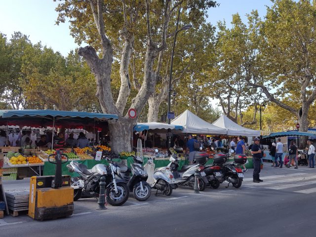 St. Tropez Markt, Place des Lices, Stände mit Obst und Gemüse